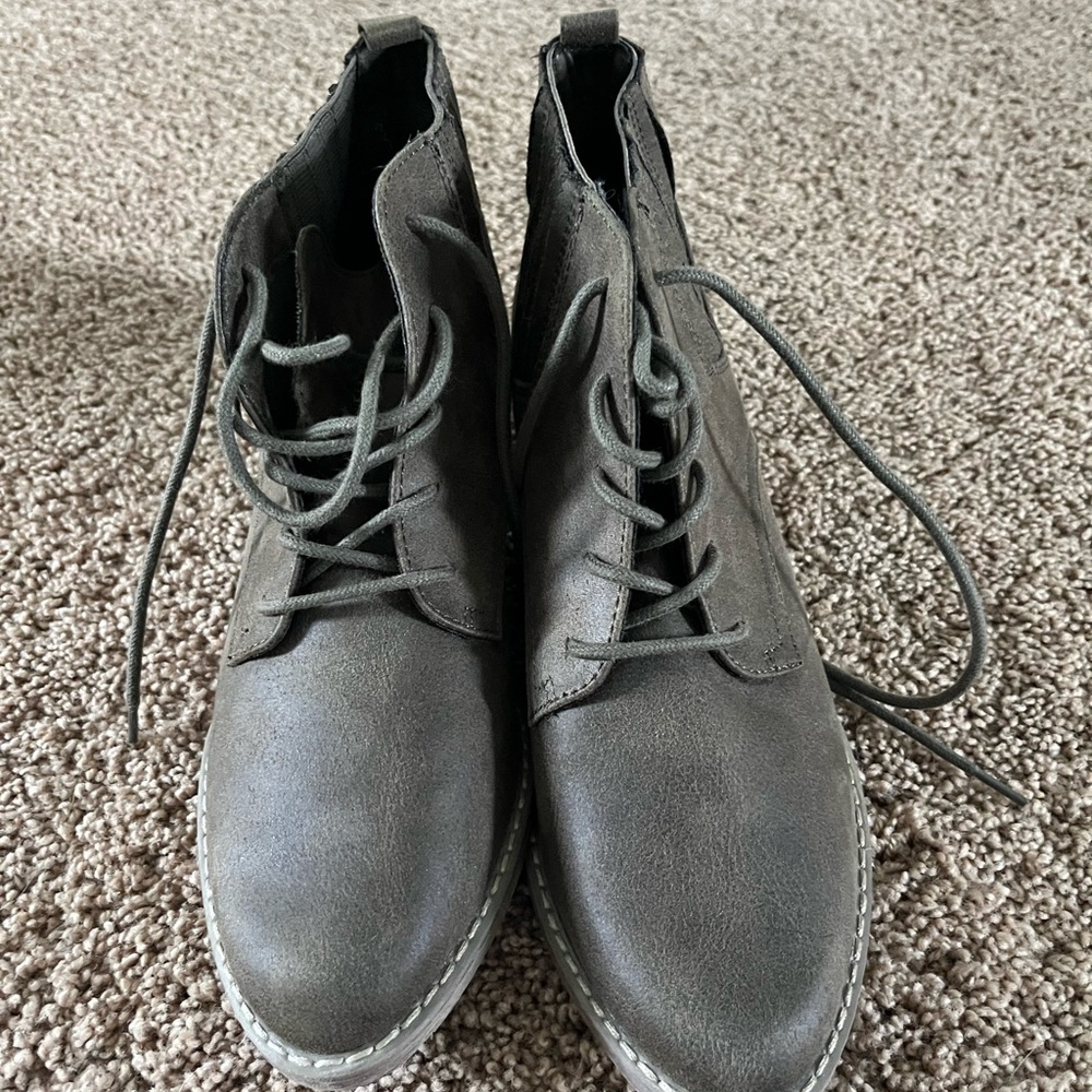 Report Gray Heeled Boots with Round Toe Design